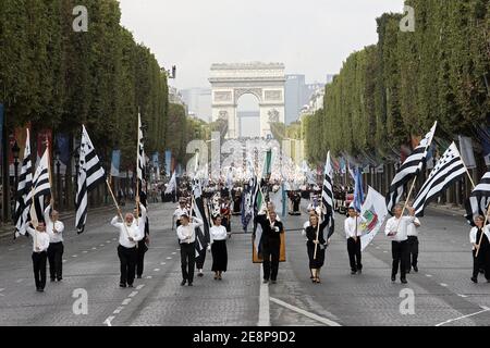 Das Breizh Touch Festival ist eine große Parade von verschiedenen Musicals Formationen (bagadous) aus verschiedenen Regionen der Bretagne und keltischen Kultur, passieren auf trency Champs Elysees, in Paris, Frankreich am 23. september 2007. Foto von Thibault Camus/ABACAPRESS.COM Stockfoto