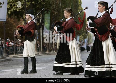 Das Breizh Touch Festival ist eine große Parade von verschiedenen Musicals Formationen (bagadous) aus verschiedenen Regionen der Bretagne und keltischen Kultur, passieren auf trency Champs Elysees, in Paris, Frankreich am 23. september 2007. Foto von Thibault Camus/ABACAPRESS.COM Stockfoto