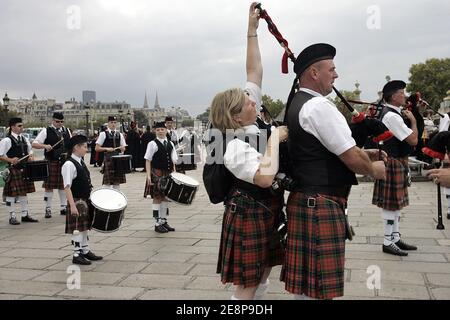 Das Breizh Touch Festival ist eine große Parade von verschiedenen Musicals Formationen (bagadous) aus verschiedenen Regionen der Bretagne und keltischen Kultur, passieren auf trency Champs Elysees, in Paris, Frankreich am 23. september 2007. Foto von Thibault Camus/ABACAPRESS.COM Stockfoto