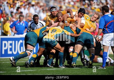 Scrum während der IRB Rugby World Cup 2007, Pool A, Australien gegen Fidji im Stade de la Mosson in Montpellier, Frankreich am 23. September 2007. Australien gewann 55-12. Foto von Nicolas Gouhier/Cameleon/ABACAPRESS.COM Stockfoto