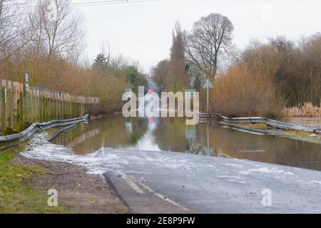 Newton Lane in Allerton Bywater tauchte noch immer unter Wasser, nachdem es am 21. Januar überflutet wurde, als Sturm Christoph heftigen Regen brachte. Stockfoto