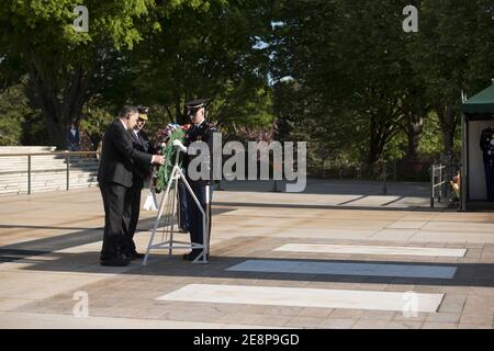 Der Minister der Kosovo-Sicherheitskräfte und Kommandant der KSF legte einen Kranz am Grab des unbekannten Soldaten auf dem Nationalfriedhof von Arlington (26269126230). Stockfoto