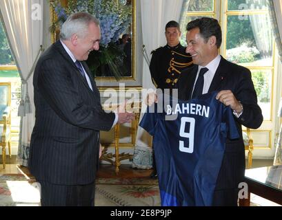 Taoiseach (irischer Premierminister) Bertie Ahern im Bild mit dem französischen Präsidenten Nicolas Sarkozy für das Irland-Frankreich Rugby-Weltcup-Spiel in Paris, Frankreich am 21. September 2007. Heute sind die ersten 100 Tage von Ahern's dritter Amtszeit. Foto von Hadj/Pool/ABACAPRESS.COM Stockfoto