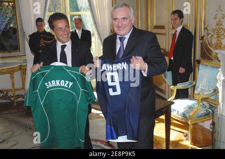 Taoiseach (irischer Premierminister) Bertie Ahern im Bild mit dem französischen Präsidenten Nicolas Sarkozy für das Irland-Frankreich Rugby-Weltcup-Spiel in Paris, Frankreich am 21. September 2007. Heute sind die ersten 100 Tage von Ahern's dritter Amtszeit. Foto von Hadj/Pool/ABACAPRESS.COM Stockfoto