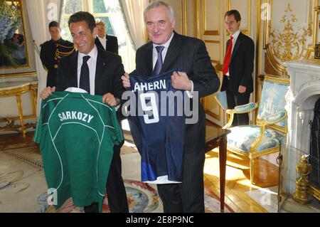 Taoiseach (irischer Premierminister) Bertie Ahern im Bild mit dem französischen Präsidenten Nicolas Sarkozy für das Irland-Frankreich Rugby-Weltcup-Spiel in Paris, Frankreich am 21. September 2007. Heute sind die ersten 100 Tage von Ahern's dritter Amtszeit. Foto von Hadj/Pool/ABACAPRESS.COM Stockfoto