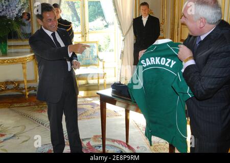 Taoiseach (irischer Premierminister) Bertie Ahern im Bild mit dem französischen Präsidenten Nicolas Sarkozy für das Irland-Frankreich Rugby-Weltcup-Spiel in Paris, Frankreich am 21. September 2007. Heute sind die ersten 100 Tage von Ahern's dritter Amtszeit. Foto von Hadj/Pool/ABACAPRESS.COM Stockfoto