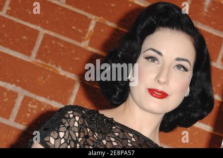 DITA von Teese stellt ihre neue Anzeige für PETA vor, die die Menschen dazu auffordert, ihre 'ABCs' - Animal Birth Control - aufzufrischen, indem sie ihre Katzen und Hunde am 24. September 2007 in Los Angeles, CA, USA, kastrieren lassen. Foto von Lionel Hahn/ABACAPRESS.COM Stockfoto