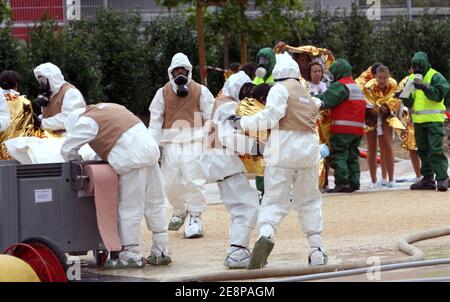 Piratox Übung während eines Konzerts, mobilisierte alle Notfallsysteme, französische Armee, Feuerwehrleute und Polizei im "Palais des Sports" in Grenoble, Frankreich am 25. September 2007. Fotos von Vincent Dargent/ABACAPRESS.COM Stockfoto