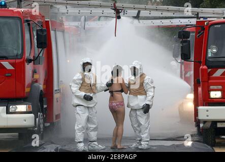 Piratox Übung während eines Konzerts, mobilisierte alle Notfallsysteme, französische Armee, Feuerwehrleute und Polizei im "Palais des Sports" in Grenoble, Frankreich am 25. September 2007. Fotos von Vincent Dargent/ABACAPRESS.COM Stockfoto