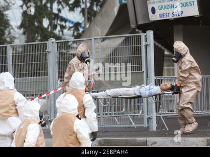 Piratox Übung während eines Konzerts, mobilisierte alle Notfallsysteme, französische Armee, Feuerwehrleute und Polizei im "Palais des Sports" in Grenoble, Frankreich am 25. September 2007. Fotos von Vincent Dargent/ABACAPRESS.COM Stockfoto