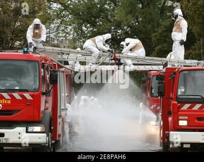 Piratox Übung während eines Konzerts, mobilisierte alle Notfallsysteme, französische Armee, Feuerwehrleute und Polizei im "Palais des Sports" in Grenoble, Frankreich am 25. September 2007. Fotos von Vincent Dargent/ABACAPRESS.COM Stockfoto