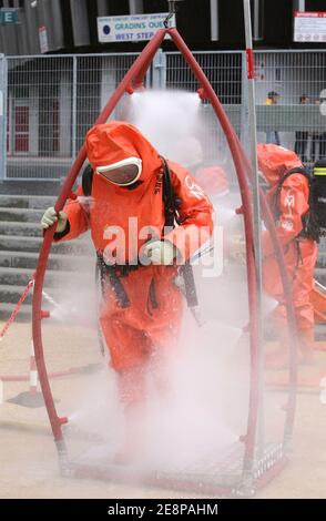 Piratox Übung während eines Konzerts, mobilisierte alle Notfallsysteme, französische Armee, Feuerwehrleute und Polizei im "Palais des Sports" in Grenoble, Frankreich am 25. September 2007. Fotos von Vincent Dargent/ABACAPRESS.COM Stockfoto