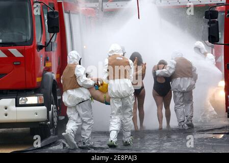 Piratox Übung während eines Konzerts, mobilisierte alle Notfallsysteme, französische Armee, Feuerwehrleute und Polizei im "Palais des Sports" in Grenoble, Frankreich am 25. September 2007. Fotos von Vincent Dargent/ABACAPRESS.COM Stockfoto