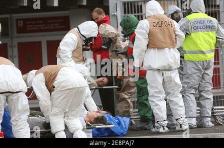 Piratox Übung während eines Konzerts, mobilisierte alle Notfallsysteme, französische Armee, Feuerwehrleute und Polizei im "Palais des Sports" in Grenoble, Frankreich am 25. September 2007. Fotos von Vincent Dargent/ABACAPRESS.COM Stockfoto
