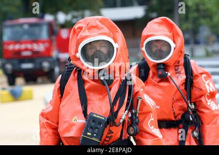Piratox Übung während eines Konzerts, mobilisierte alle Notfallsysteme, französische Armee, Feuerwehrleute und Polizei im "Palais des Sports" in Grenoble, Frankreich am 25. September 2007. Fotos von Vincent Dargent/ABACAPRESS.COM Stockfoto