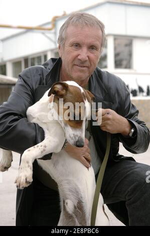 Der französische Schauspieler Yves Renier besucht am 27. September 2007 ein KURHAUS, um den Verein zum Schutz der Tierrechte in Gennevilliers bei Paris zu unterstützen. Foto von Giancarlo Gorassini/ABACAPRESS.COM Stockfoto