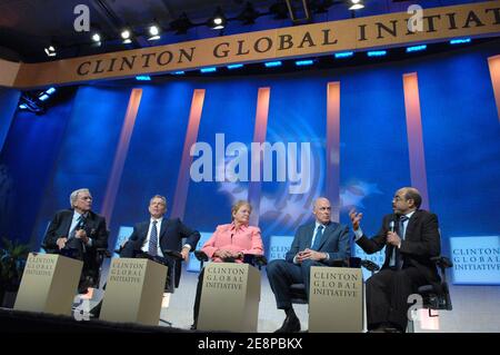 (L-R) Tom Brokaw, der ehemalige britische Premierminister Tony Blair, Dr. Gro Harlem Brundtland, der ehemalige Premierminister von Norwegen und der Secial Envoy der Vereinten Nationen für den Klimawandel, Hank M. Paulson, der Sekretär des US-Finanzministeriums, Und der äthiopische Premierminister Meles Zenawi auf der Bühne während des zweiten Tages des Jahrestreffens der Clinton Global Initiative, das am Donnerstag, 27. September 2007 im Sheraton Hotel and Towers in New York City, USA, stattfand. Foto von David Miller/ABACAPRESS.COM Stockfoto