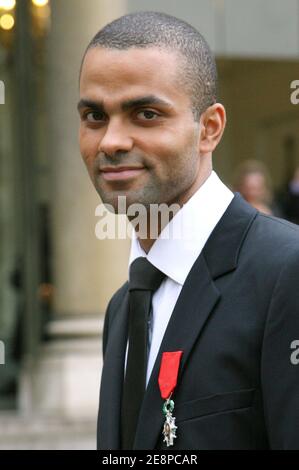 Der französische Basketballspieler Tony Parker posiert im Hof des Elysee-Palastes, nachdem er am 28. September 2007 in Paris die Ehrenlegion-Medaille erhalten hatte. Foto von Mehdi Taamallah/Cameleon/ABACAPRESS.COM Stockfoto