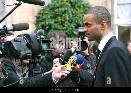 Der französische Basketballspieler Tony Parker posiert im Hof des Elysee-Palastes, nachdem er am 28. September 2007 in Paris die Ehrenlegion-Medaille erhalten hatte. Foto von Mehdi Taamallah/Cameleon/ABACAPRESS.COM Stockfoto