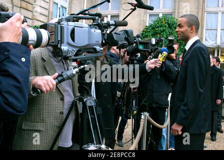 Der französische Basketballspieler Tony Parker posiert im Hof des Elysee-Palastes, nachdem er am 28. September 2007 in Paris die Ehrenlegion-Medaille erhalten hatte. Foto von Mehdi Taamallah/Cameleon/ABACAPRESS.COM Stockfoto