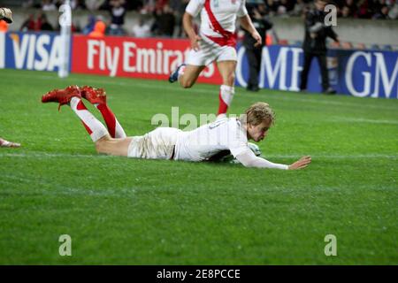 Englands Mathew Tait kann es während der IRB Rugby World Cup 2007, Pool A, England gegen Tonga in Paris am 28. September 2007 im Parc de Prince in Paris, Frankreich, versuchen. Foto von Morton-Nebinger/Cameleon/ABACAPRESS.COM Stockfoto