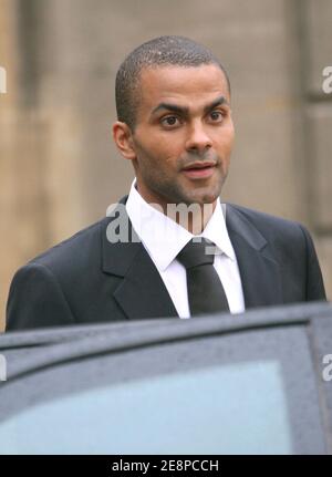 Der französische Basketballspieler Tony Parker posiert im Hof des Elysee-Palastes, nachdem er am 28. September 2007 in Paris die Ehrenlegion-Medaille erhalten hatte. Foto von Mehdi Taamallah/Cameleon/ABACAPRESS.COM Stockfoto