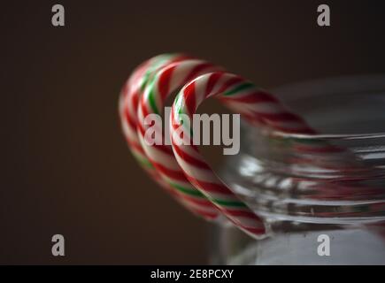 Weihnachtsbonbons, in Kunststoff verpackte Bonbons in einem durchsichtigen Glas Stockfoto