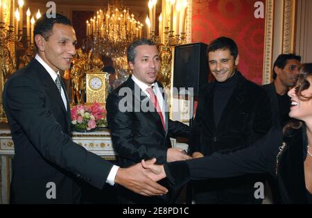 Die französischen Schauspieler Roschdy Zem, Pascal Elbe und Atmen Kelif posieren nach einer Zeremonie, bei der der französische Schauspieler Roschdy Zem am 29. September 2007 von Justizministerin Rachida Dati im Hotel de Bourvallais in Paris, Frankreich, die Medaille "Officier dans L'Ordre National du Merite" erhielt. Foto von Christophe Guibbaud/ABACAPRESS.COM Stockfoto