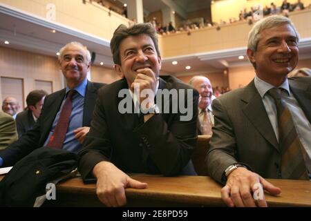 (L bis R) der europäische Abgeordnete Henri Weber, Senator Jean-Luc Melenchon, und der Abgeordnete Claude Bartolone, nehmen am 29. September 2007 an einer Konferenz der Nationalversammlung des Movments "Reconstruire la Gauche" in Paris, Frankreich, Teil. Foto von Thibault Camus/ABACAPRESS.COM Stockfoto