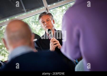 Republikanischer Präsidentschaftskandidat Gov. Jon Huntsman von Utah kleidet Anhänger bei einem Frühstück im Honeycomb Cafe auf Daniel Island 12. Januar 2012 in Charleston, South Carolina. Stockfoto