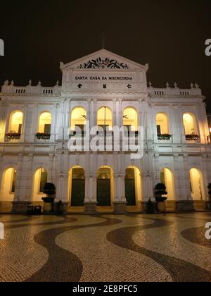 Macau, 15. MÄRZ 2012 - Nachtansicht des Heiligen Hauses der Barmherzigkeit und Senado-Platz von Macau Stockfoto