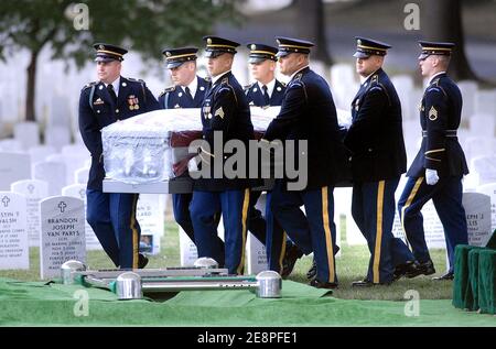 Mitglieder der Armee 3. US-Infanterie, oder "The Old Guard", tragen US Army SPC. Steven A. Davis' Schatulle während seiner Beerdigungszeremonie auf dem Arlington National Cemetery 18. Juli 2007 in Arlington, Virginia. Im Auftrag des 2. Bataillons, 12. Infanterie-Regiment, 2. Brigade Combat Team, 2. Infanterie-Division, starb Davis am 4. Juli 2007 an Verletzungen bei einem Granatenangriff in Bagdad, Irak.Foto von Olivier Douliery/ABACAPRESS.COM Stockfoto