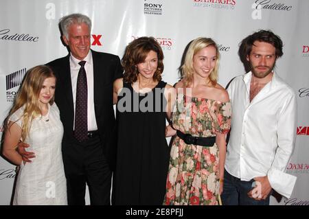 Ehemann und Ehefrau Ted Danson und Mary Steenburgen und ihre Kinder besuchen die Premiere von "Damages" präsentiert von FX Productions im Regal Theater am Donnerstag, 19. Juli 2007 in New York City, USA. Foto von Gregorio Binuya/ABACAUSA.COM (im Bild: Ted Danson, Mary Steenburgen) Stockfoto