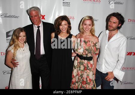 Ehemann und Ehefrau Ted Danson und Mary Steenburgen und ihre Kinder besuchen die Premiere von "Damages" präsentiert von FX Productions im Regal Theater am Donnerstag, 19. Juli 2007 in New York City, USA. Foto von Gregorio Binuya/ABACAUSA.COM (im Bild: Ted Danson, Mary Steenburgen) Stockfoto