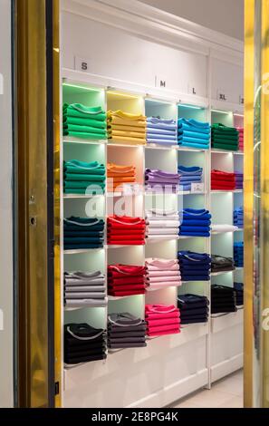 MAILAND, ITALIEN - CA. AUGUST 2020: Poloshirt Shop interior. Modegeschäft in Mailand. Stockfoto