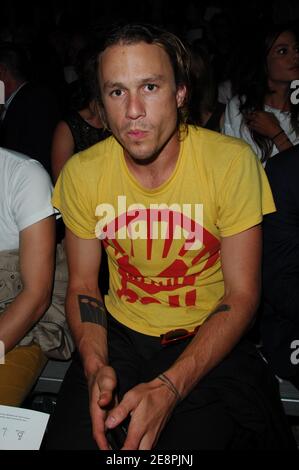 Schauspieler Heath Ledger sitzt in der ersten Reihe bei der Marc Jacobs Show während der Mercedes Benz Fashion Week Spring 2008 im New York State Armory in New York City, USA am 10. September 2007. Foto von Gregorio Binuya/ABACAUSA.COM (im Bild: Heath Ledger) Stockfoto