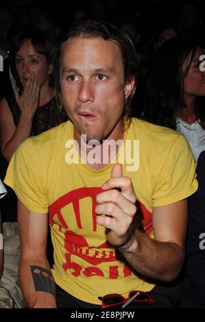 Schauspieler Heath Ledger sitzt in der ersten Reihe bei der Marc Jacobs Show während der Mercedes Benz Fashion Week Spring 2008 im New York State Armory in New York City, USA am 10. September 2007. Foto von Gregorio Binuya/ABACAUSA.COM (im Bild: Heath Ledger) Stockfoto