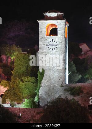 Nachtansicht des Uhrturms in der alten Festung von Bar, Montenegro Stockfoto