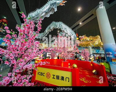 Macau, JAN 28, 2012 - Drachen Dekoration im Inneren des internationalen Flughafens Stockfoto