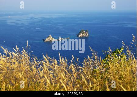 Katic und Sveta Nedjelja sind zwei felsige Insel gegenüber der Stadt Petrovac, Montenegro. Die Kirche Sveta Nedjelja steht auf der kleineren von zwei Inseln Stockfoto