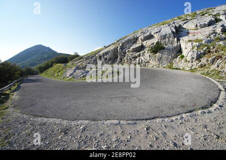 Eine Haarnadelkurve auf der Bergstraße zum Lovcen Nationalpark, Montenegro Stockfoto