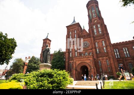 Der Eingang zum Smithsonian Institution Building, bekannt als das Schloss, in Washington DC, USA. Es dient als Besucherzentrum des Smithsonian. Stockfoto