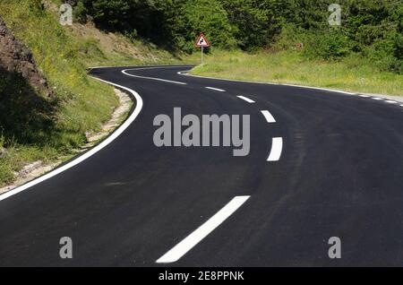 Kurvige Straße schwarzen Asphalt Stockfoto