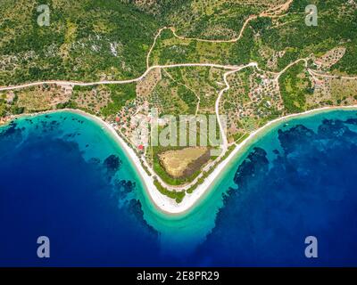 Luftaufnahme des berühmten Agios Dimitrios (Saint Demetrios) Strandes auf der Insel Alonnisos, Sporaden, Griechenland, Europa Stockfoto