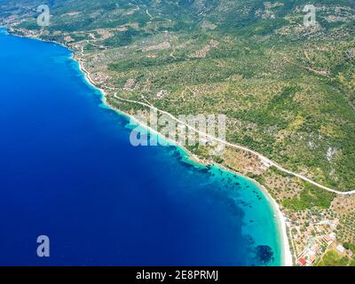 Luftaufnahme des berühmten Agios Dimitrios (Saint Demetrios) Strandes auf der Insel Alonnisos, Sporaden, Griechenland, Europa Stockfoto