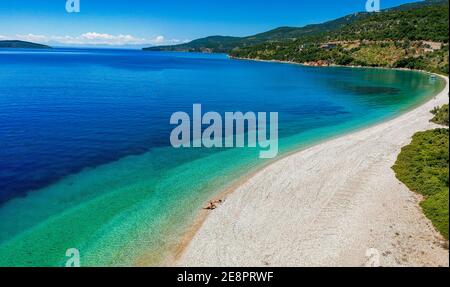 Luftaufnahme des berühmten Agios Dimitrios (Saint Demetrios) Strandes auf der Insel Alonnisos, Sporaden, Griechenland, Europa Stockfoto