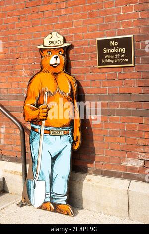 Smokey der Bär verbietet das Rauchen außerhalb des US-Landwirtschaftsministeriums Forest Service Hauptquartiers in Washington, DC, USA. Stockfoto