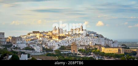 Panoramablick auf die Weiße Stadt Ostuni während der Herbstsaison, Provinz Brindisi, Apulien, Italien Stockfoto