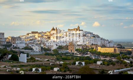 Panoramablick auf die Weiße Stadt Ostuni während der Herbstsaison, Provinz Brindisi, Apulien, Italien Stockfoto