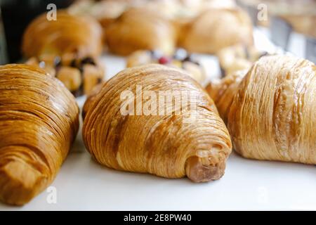 Leckere frische Croissants an der Theke. Nahaufnahme. Selektiver Fokus Stockfoto